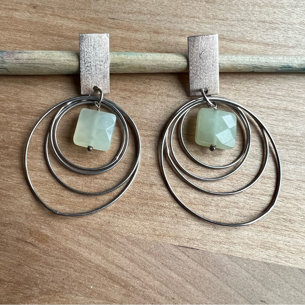 Artisan silver concentric circle dangle earrings with square green stone - Picture 1 of 12